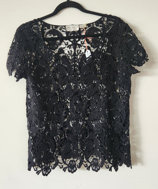 Short Sleeve Emroidered Top. Size Large.
