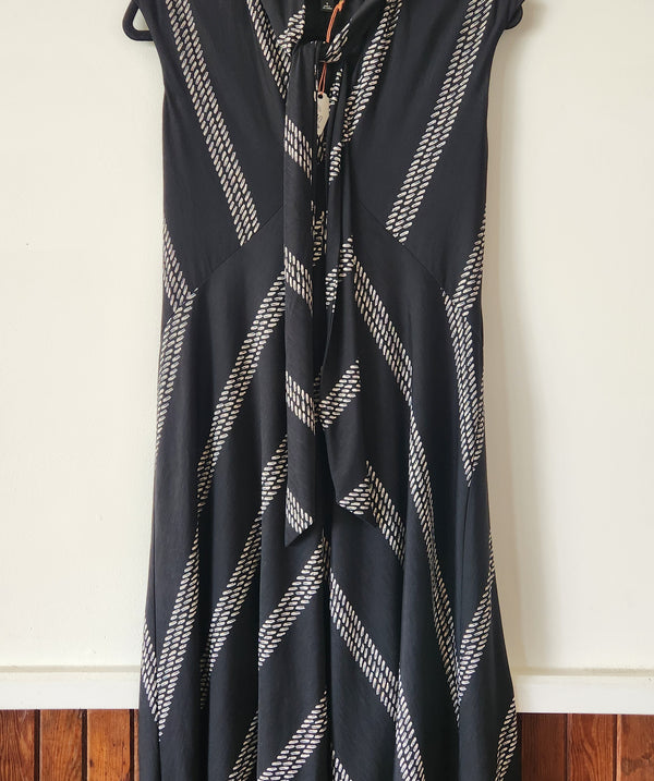 Sleeveless Nine West Dress with Front Tie. Size 6.