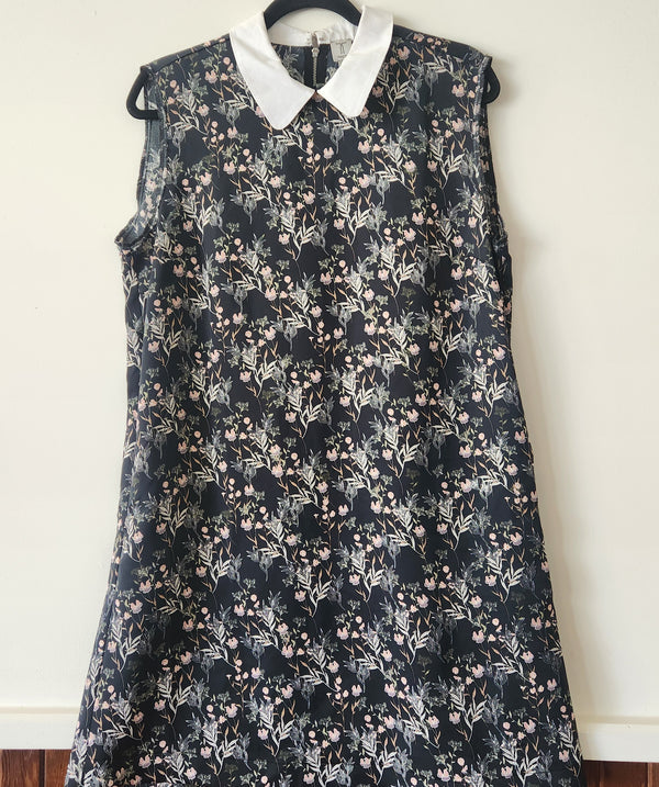 Sleeveless Floral Tristan Dres.. Size large.