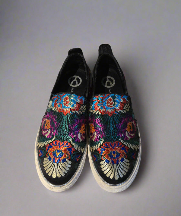 The Wishbone Collective Embroidered Slip Ons. Size 7.5M.