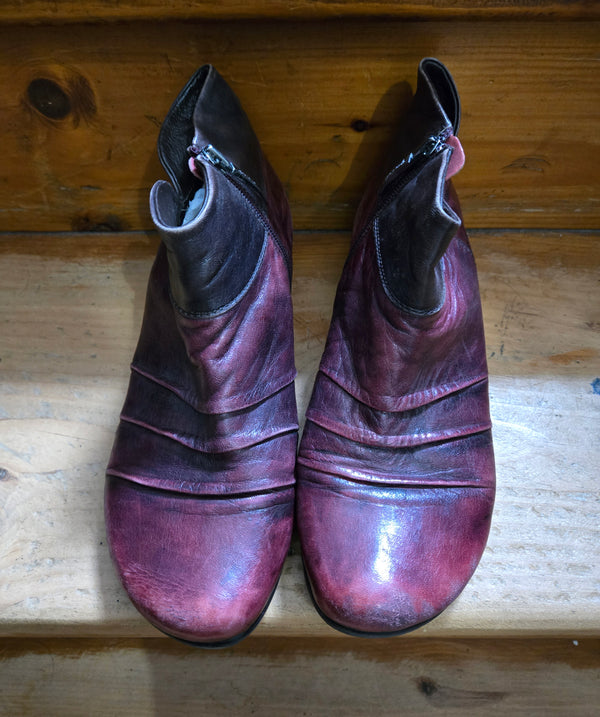 Round Toe Ankle Boots by regarde le ciel. Size 39.