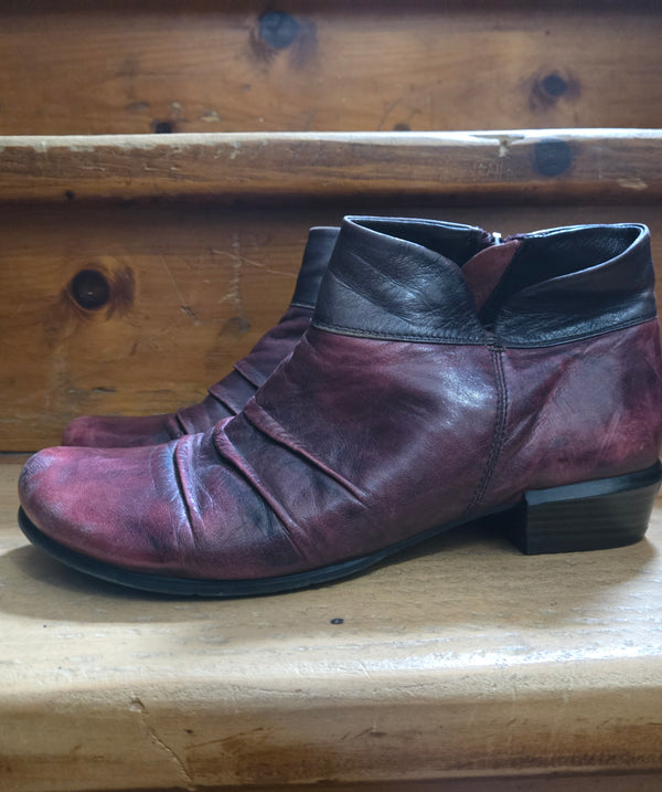 Round Toe Ankle Boots by regarde le ciel. Size 39.